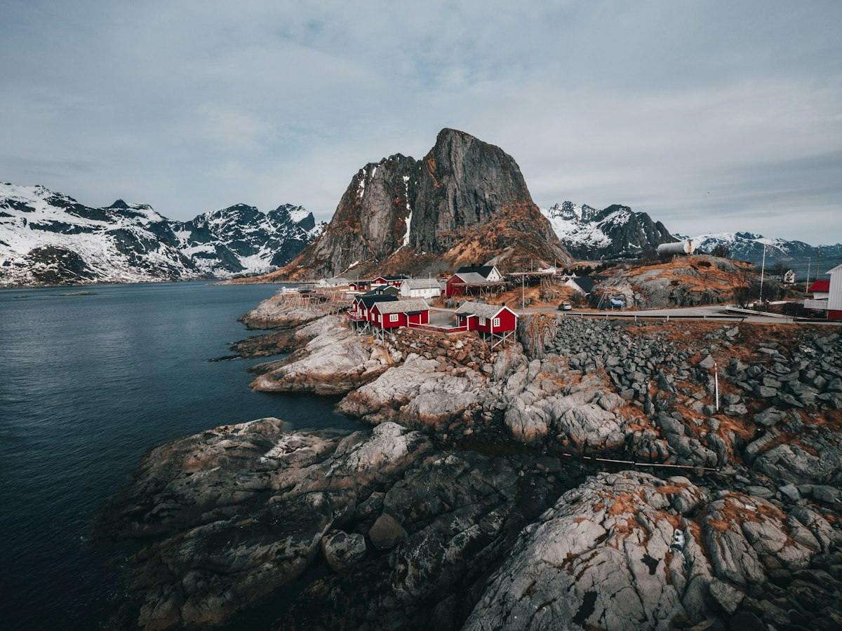 Røde hytter ved sjøen i norsk skjærgård